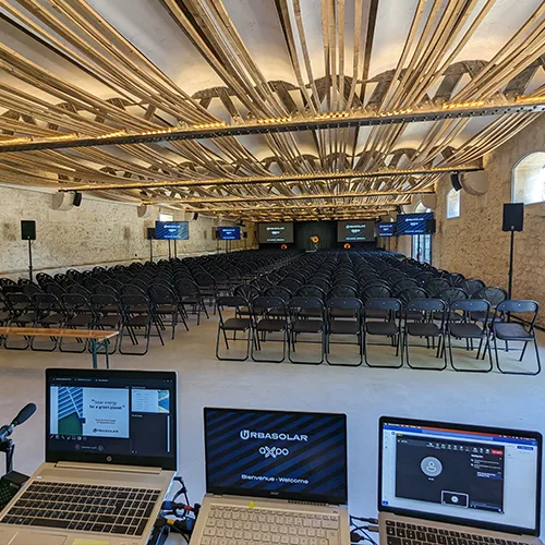 Régie audiovisuelle et écrans lors d'une conférence